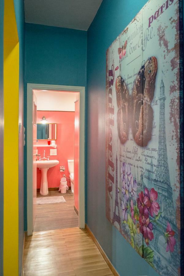 "Casa De Colores", Next To The Metro Atény Exteriér fotografie