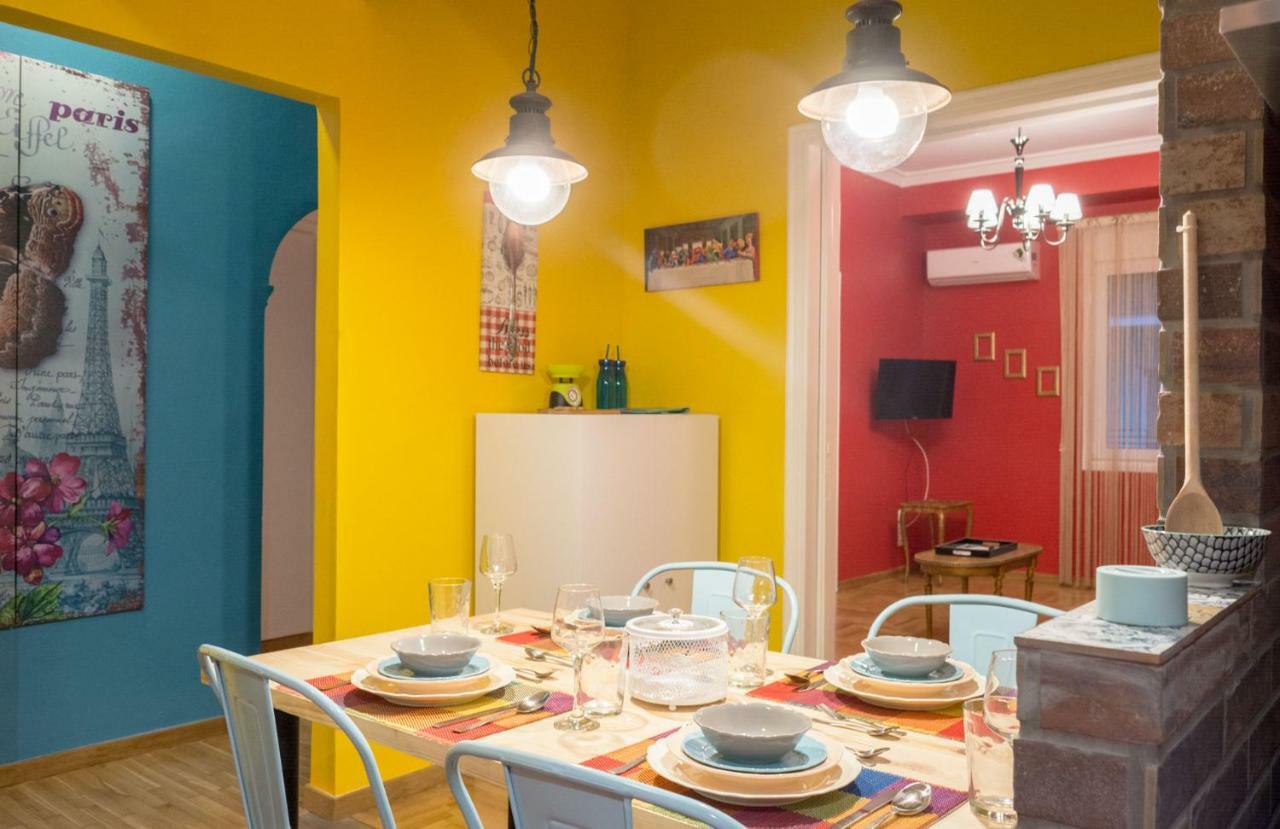 "Casa De Colores", Next To The Metro Atény Exteriér fotografie